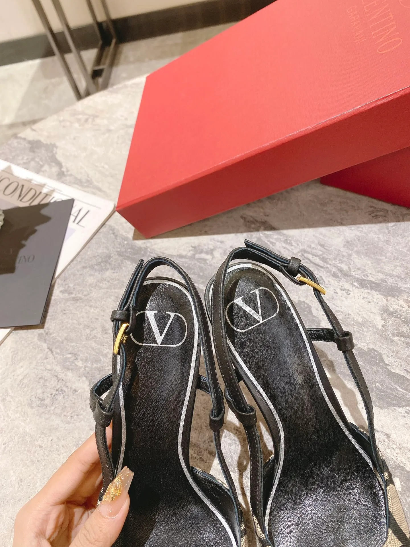 👟👟Ex-factory price 440👟👟 Genuine leather sole +40 Top version 𝑉𝐴𝐿𝐸𝑁𝑇𝐼𝑁𝑂 Valentino 2023 spring and summer new women's 5⃣️color empty back sandals The unique [V logo fabric printing pattern] brings out a full sense of high-end, and the new season will live up to expectations! Worth buying★Absolutely high-grade❥Original method, Absolutely sensual❥Elegant style, creating a different feeling, simple and elegant style!  Code number: 35-41 (34-42 customized) Fabric: Fabric printed cloth Lining: Sheepskin lining Heel height: 3 options 5cm-8cm-10cm Leather outsole Rubber outsole